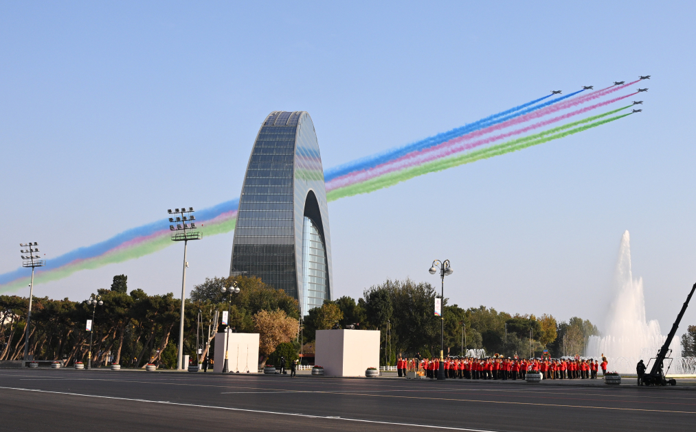 Prezident İlham Əliyev, Birinci xanım Mehriban Əliyeva, Türkiyə Prezidenti Rəcəb Tayyib Ərdoğan, Pakistan Baş naziri Məhəmməd Şahbaz Şərif hərbi paradda iştirak ediblər (FOTO/VİDEO) (YENİLƏNİB -4)