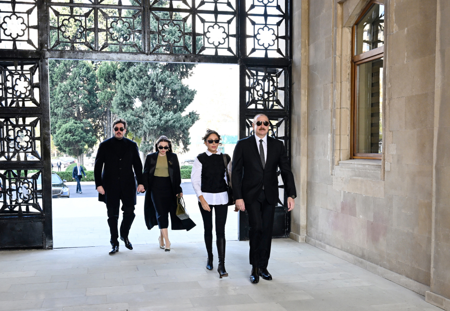 Prezident İlham Əliyev, Birinci xanım Mehriban Əliyeva, Türkiyə Prezidenti Rəcəb Tayyib Ərdoğan, Pakistan Baş naziri Məhəmməd Şahbaz Şərif hərbi paradda iştirak ediblər (FOTO/VİDEO) (YENİLƏNİB -4)