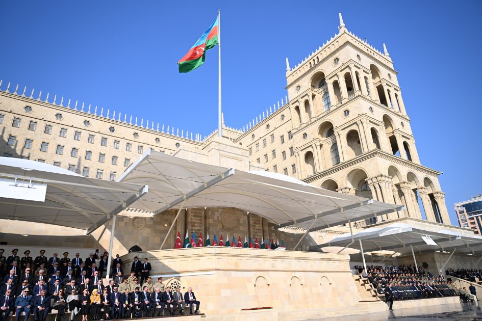 Prezident İlham Əliyev, Birinci xanım Mehriban Əliyeva, Türkiyə Prezidenti Rəcəb Tayyib Ərdoğan, Pakistan Baş naziri Məhəmməd Şahbaz Şərif hərbi paradda iştirak ediblər (FOTO/VİDEO) (YENİLƏNİB -4)