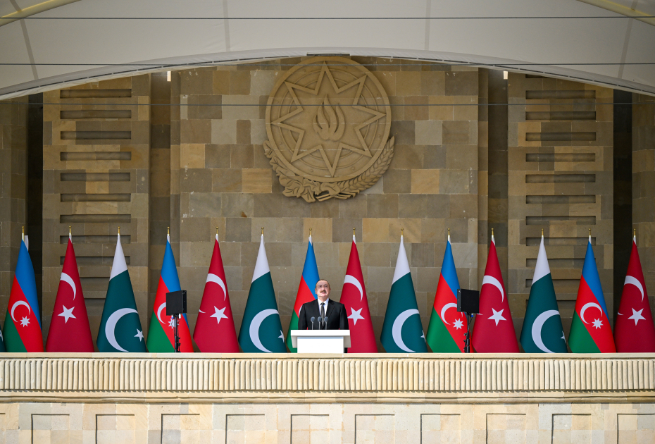 Prezident İlham Əliyev, Birinci xanım Mehriban Əliyeva, Türkiyə Prezidenti Rəcəb Tayyib Ərdoğan, Pakistan Baş naziri Məhəmməd Şahbaz Şərif hərbi paradda iştirak ediblər (FOTO/VİDEO) (YENİLƏNİB -4)