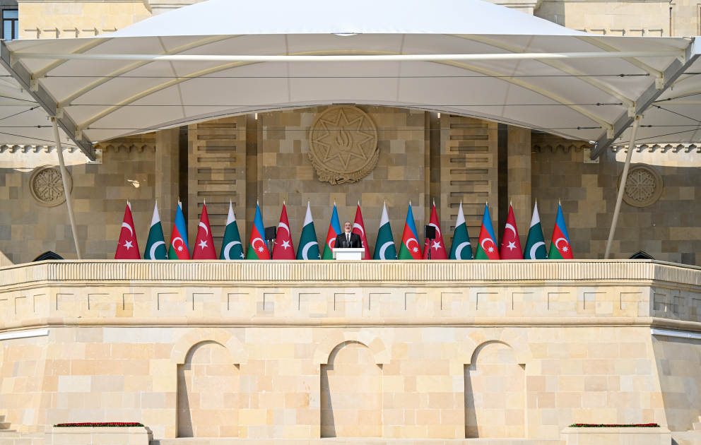 Prezident İlham Əliyev, Birinci xanım Mehriban Əliyeva, Türkiyə Prezidenti Rəcəb Tayyib Ərdoğan, Pakistan Baş naziri Məhəmməd Şahbaz Şərif hərbi paradda iştirak ediblər (FOTO/VİDEO) (YENİLƏNİB -4)