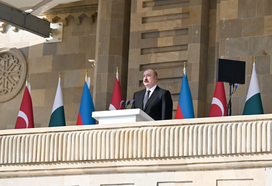 Prezident İlham Əliyev, Birinci xanım Mehriban Əliyeva, Türkiyə Prezidenti Rəcəb Tayyib Ərdoğan, Pakistan Baş naziri Məhəmməd Şahbaz Şərif hərbi paradda iştirak ediblər (FOTO/VİDEO) (YENİLƏNİB -4)