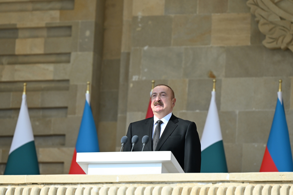 Prezident İlham Əliyev, Birinci xanım Mehriban Əliyeva, Türkiyə Prezidenti Rəcəb Tayyib Ərdoğan, Pakistan Baş naziri Məhəmməd Şahbaz Şərif hərbi paradda iştirak ediblər (FOTO/VİDEO) (YENİLƏNİB -4)