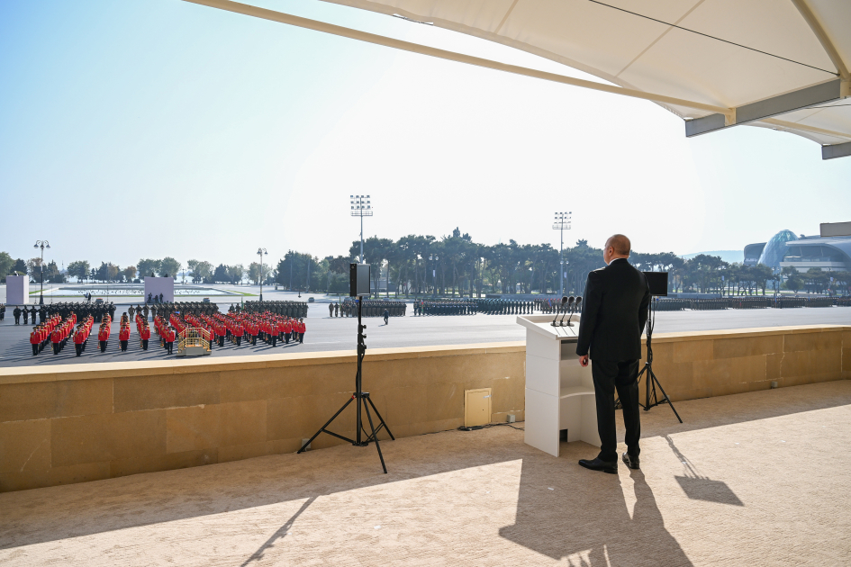 Prezident İlham Əliyev, Birinci xanım Mehriban Əliyeva, Türkiyə Prezidenti Rəcəb Tayyib Ərdoğan, Pakistan Baş naziri Məhəmməd Şahbaz Şərif hərbi paradda iştirak ediblər (FOTO/VİDEO) (YENİLƏNİB -4)