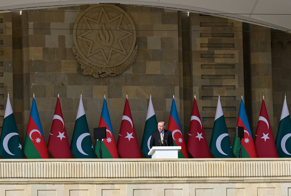 Prezident İlham Əliyev, Birinci xanım Mehriban Əliyeva, Türkiyə Prezidenti Rəcəb Tayyib Ərdoğan, Pakistan Baş naziri Məhəmməd Şahbaz Şərif hərbi paradda iştirak ediblər (FOTO/VİDEO) (YENİLƏNİB -4)