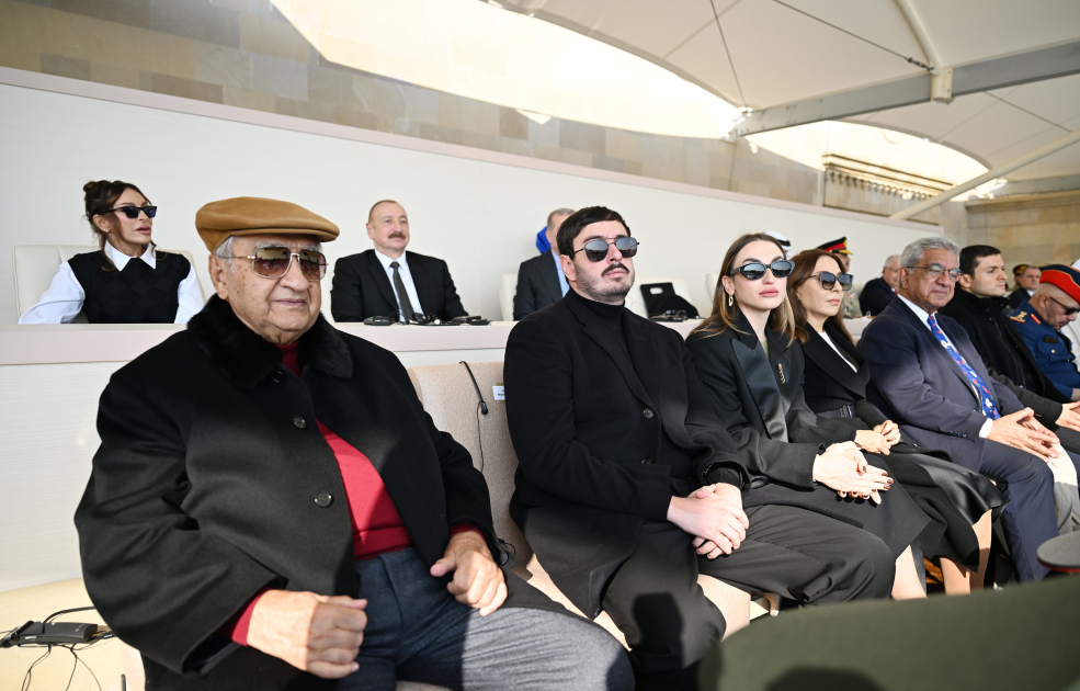 Prezident İlham Əliyev, Birinci xanım Mehriban Əliyeva, Türkiyə Prezidenti Rəcəb Tayyib Ərdoğan, Pakistan Baş naziri Məhəmməd Şahbaz Şərif hərbi paradda iştirak ediblər (FOTO/VİDEO) (YENİLƏNİB -4)