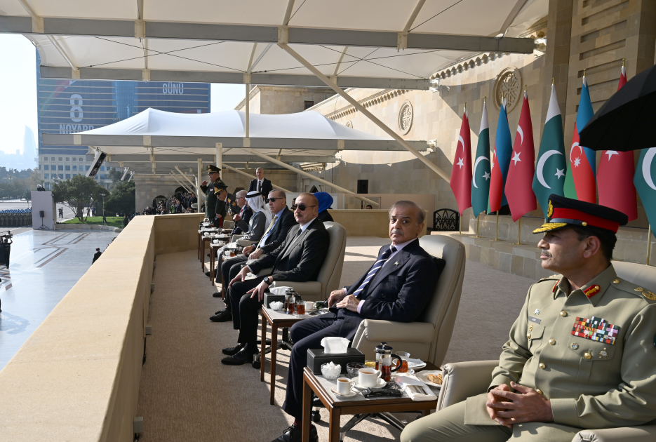 Prezident İlham Əliyev, Birinci xanım Mehriban Əliyeva, Türkiyə Prezidenti Rəcəb Tayyib Ərdoğan, Pakistan Baş naziri Məhəmməd Şahbaz Şərif hərbi paradda iştirak ediblər (FOTO/VİDEO) (YENİLƏNİB -4)