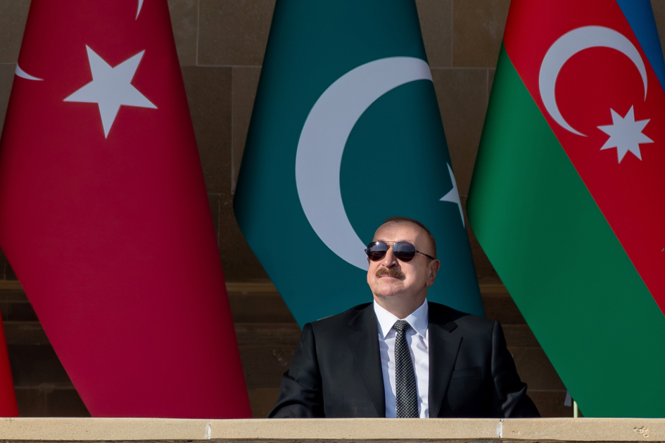 Prezident İlham Əliyev, Birinci xanım Mehriban Əliyeva, Türkiyə Prezidenti Rəcəb Tayyib Ərdoğan, Pakistan Baş naziri Məhəmməd Şahbaz Şərif hərbi paradda iştirak ediblər (FOTO/VİDEO) (YENİLƏNİB -4)