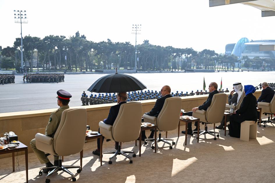 Prezident İlham Əliyev, Birinci xanım Mehriban Əliyeva, Türkiyə Prezidenti Rəcəb Tayyib Ərdoğan, Pakistan Baş naziri Məhəmməd Şahbaz Şərif hərbi paradda iştirak ediblər (FOTO/VİDEO) (YENİLƏNİB -4)