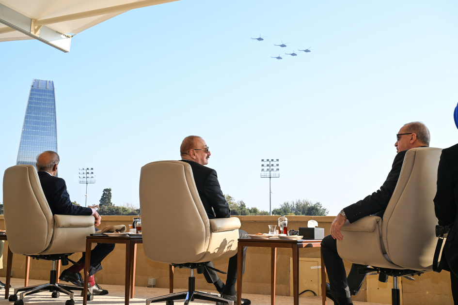 Prezident İlham Əliyev, Birinci xanım Mehriban Əliyeva, Türkiyə Prezidenti Rəcəb Tayyib Ərdoğan, Pakistan Baş naziri Məhəmməd Şahbaz Şərif hərbi paradda iştirak ediblər (FOTO/VİDEO) (YENİLƏNİB -4)