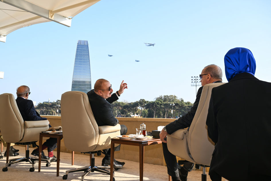 Prezident İlham Əliyev, Birinci xanım Mehriban Əliyeva, Türkiyə Prezidenti Rəcəb Tayyib Ərdoğan, Pakistan Baş naziri Məhəmməd Şahbaz Şərif hərbi paradda iştirak ediblər (FOTO/VİDEO) (YENİLƏNİB -4)