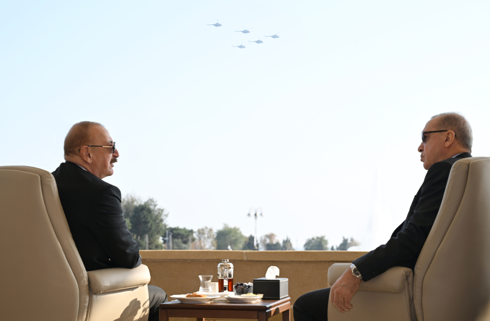 Prezident İlham Əliyev, Birinci xanım Mehriban Əliyeva, Türkiyə Prezidenti Rəcəb Tayyib Ərdoğan, Pakistan Baş naziri Məhəmməd Şahbaz Şərif hərbi paradda iştirak ediblər (FOTO/VİDEO) (YENİLƏNİB -4)