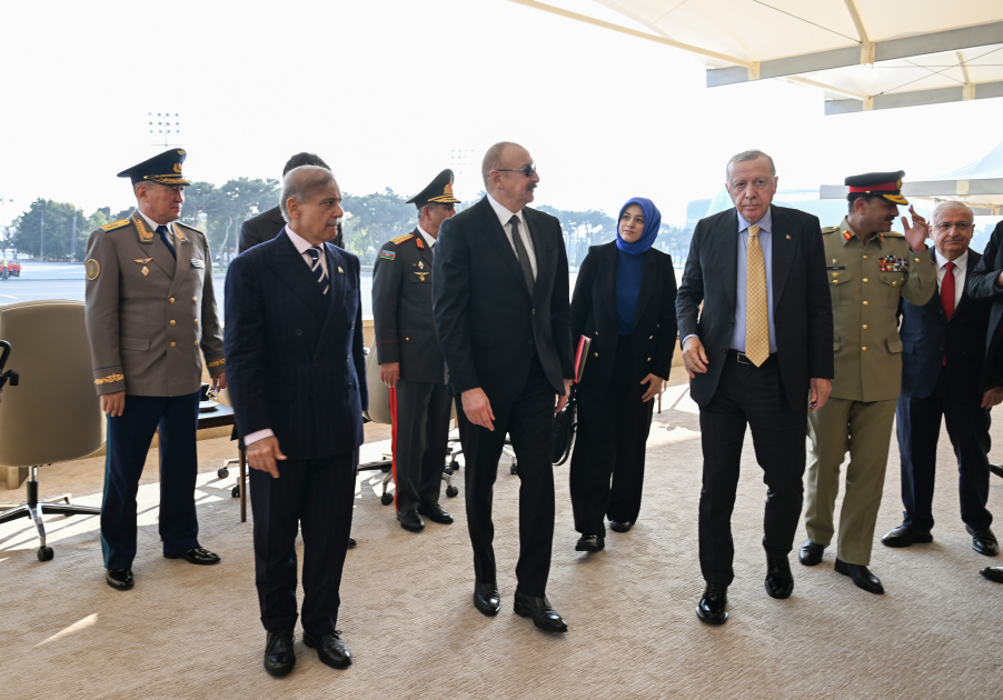 Prezident İlham Əliyev, Birinci xanım Mehriban Əliyeva, Türkiyə Prezidenti Rəcəb Tayyib Ərdoğan, Pakistan Baş naziri Məhəmməd Şahbaz Şərif hərbi paradda iştirak ediblər (FOTO/VİDEO) (YENİLƏNİB -4)