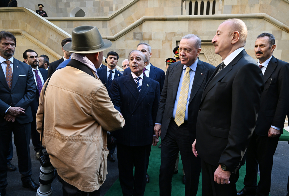 Prezident İlham Əliyev, Birinci xanım Mehriban Əliyeva, Türkiyə Prezidenti Rəcəb Tayyib Ərdoğan, Pakistan Baş naziri Məhəmməd Şahbaz Şərif hərbi paradda iştirak ediblər (FOTO/VİDEO) (YENİLƏNİB -4)