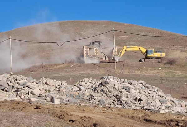 Laçının Qorçu qəsəbəsində söküntü işləri başlayıb (FOTO)