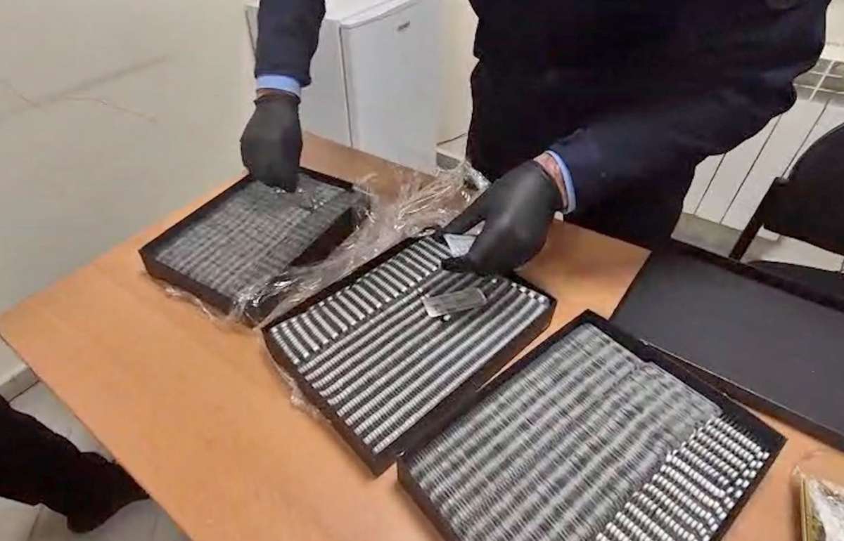 Şirniyyat qutularının içərisində gizlədilən dərman preparatları aşkar edilib (FOTO)