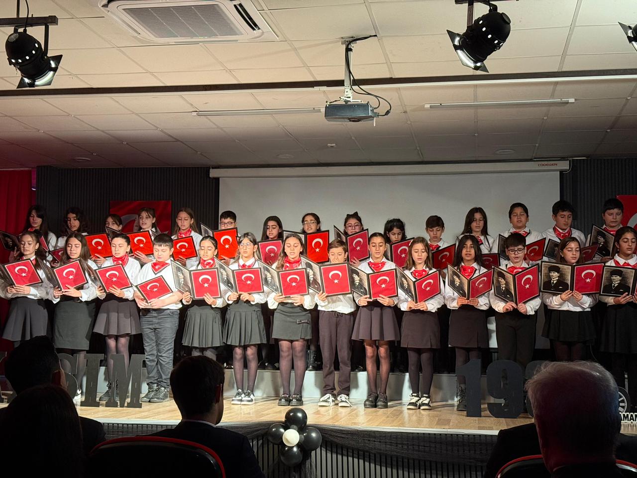 Vətən müharibəsinin şəhid və qazilərinin əmanətləri İstanbulda (FOTO)