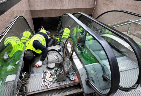 Bakıda piyada keçidlərindəki eskalatorlar yenilənir (FOTO)