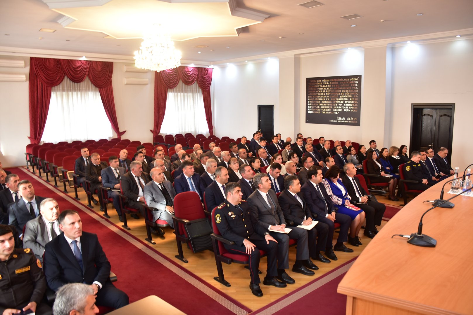 Qaxın yeni icra başçısı kollektivə təqdim olunub (FOTO)