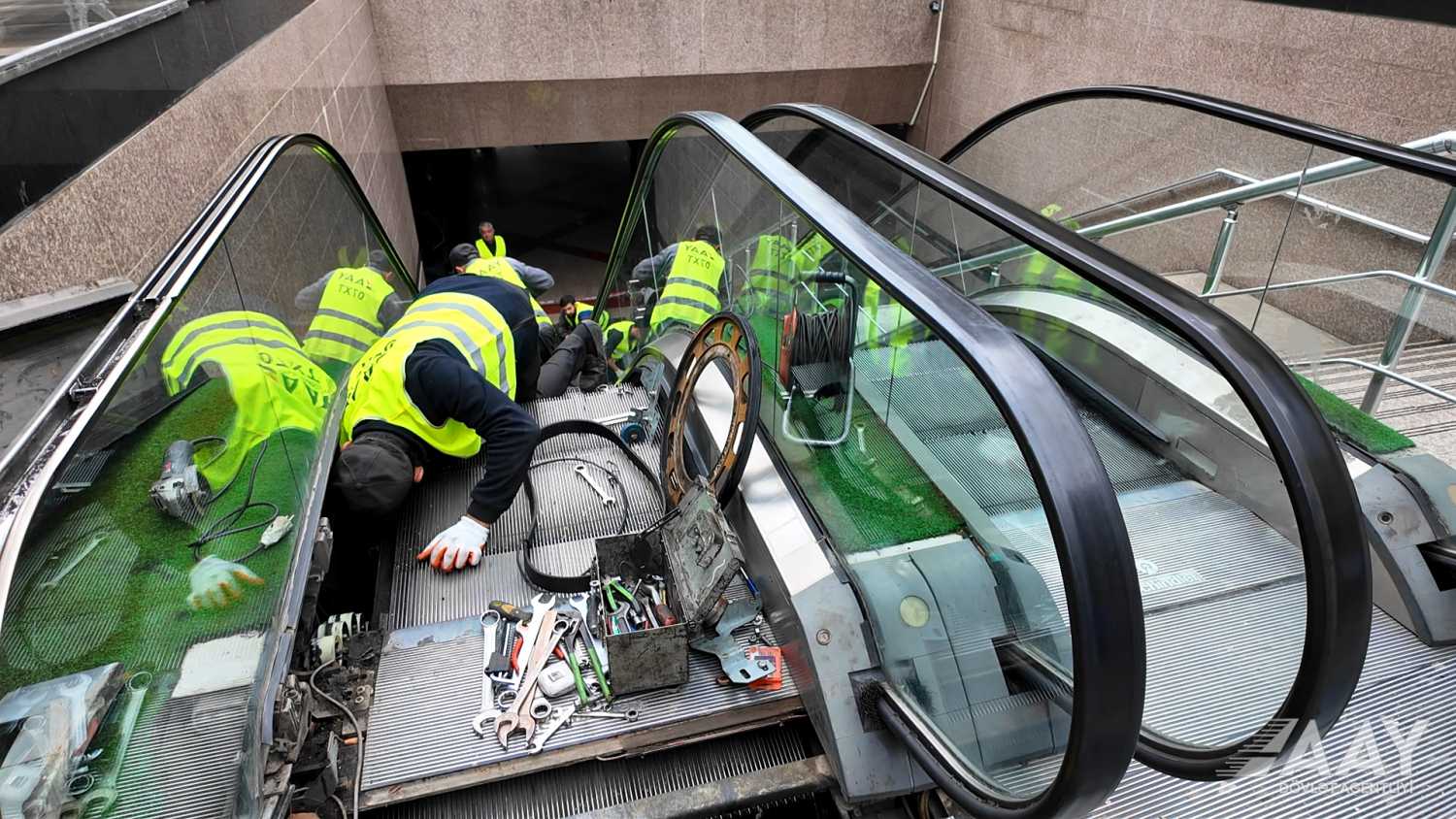Bakıda piyada keçidlərindəki eskalatorlar yenilənir (FOTO)