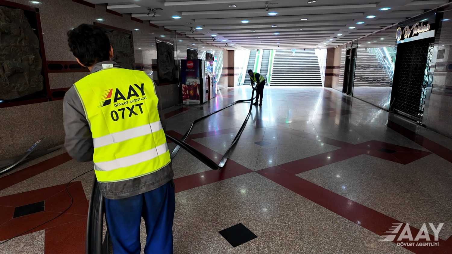 Bakıda piyada keçidlərindəki eskalatorlar yenilənir (FOTO)