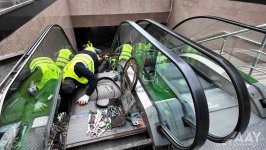 Bakıda piyada keçidlərindəki eskalatorlar yenilənir (FOTO)