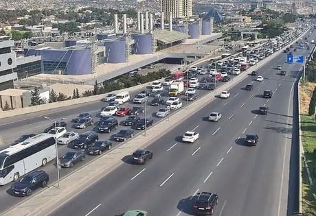 Sürücülərin NƏZƏRİNƏ: Paytaxtın bir sıra yollarında tıxac var - SİYAHI (FOTO)