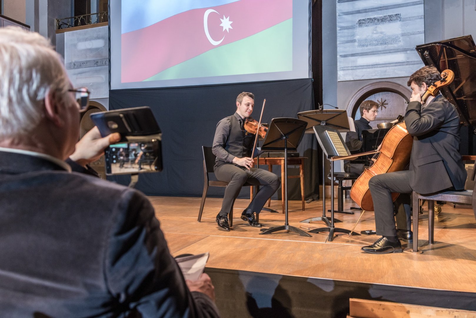 İsveçrədə Azərbaycan mədəniyyətinin və Zəfərin sədası (FOTO)