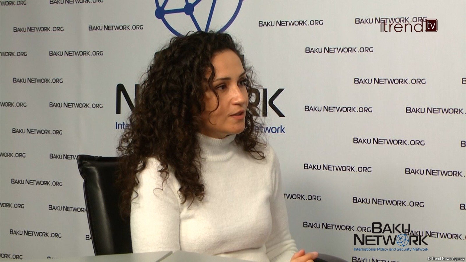 Yaradıcılıq mühiti insan münasibətlərini qorumağa və stereotipləri aşmağa kömək edir - Səidə Tağızadə "Tofiq Abbasovla Dialoq" verilişində (FOTO/VİDEO)