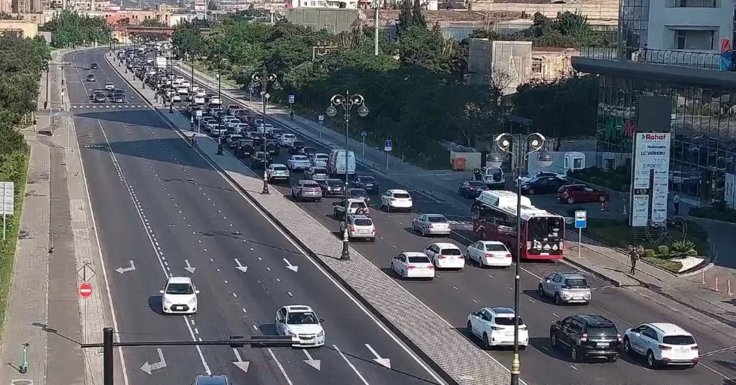 Sürücülərin NƏZƏRİNƏ: Paytaxtın bir sıra yollarında tıxac var - SİYAHI (FOTO)