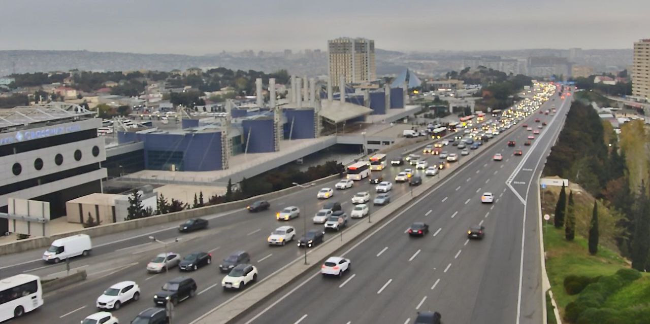 Sürücülərin NƏZƏRİNƏ: Paytaxtın bir sıra yollarında tıxac var - SİYAHI (FOTO)