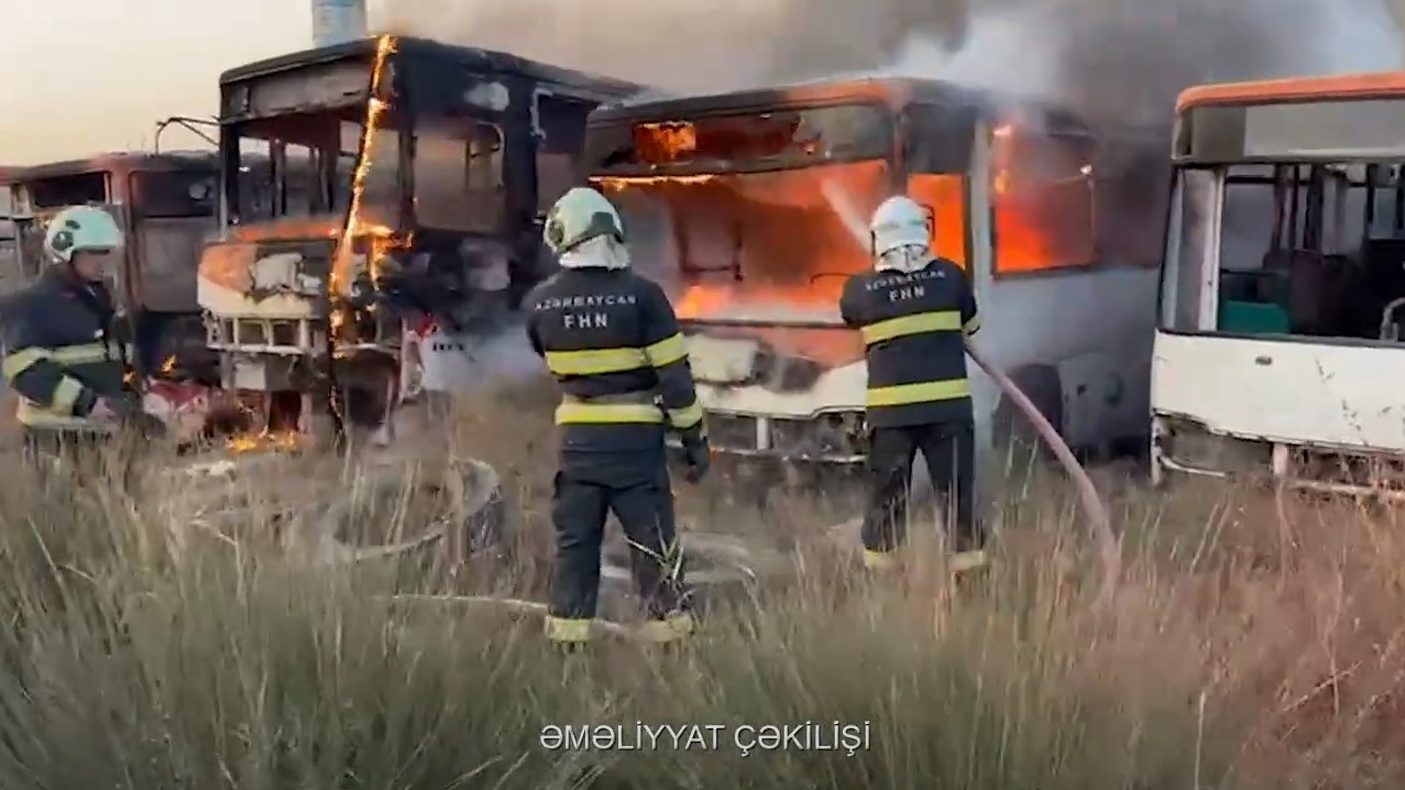 Məmmədli kəndində yararsız avtobuslar yanıb