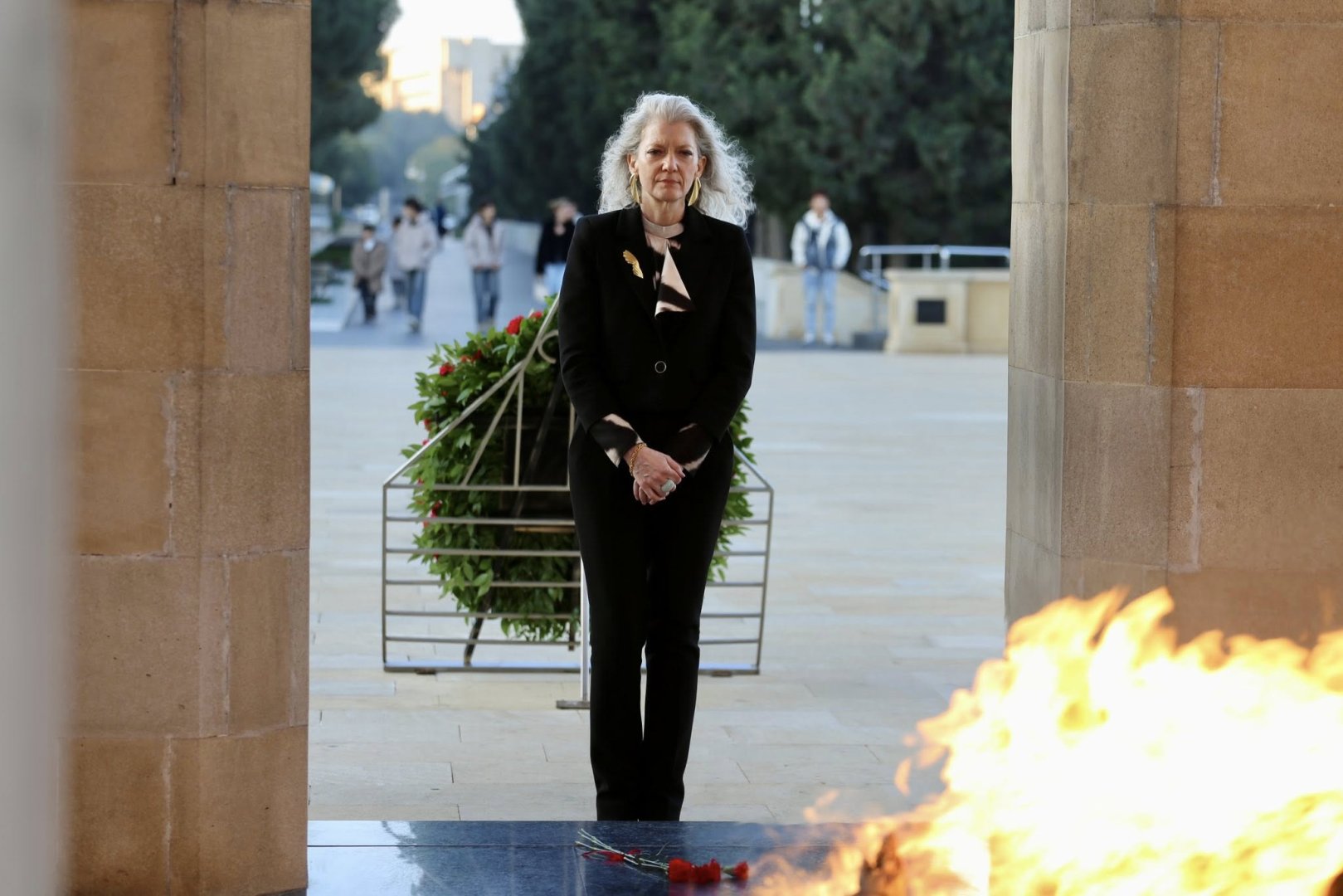 ABŞ Dövlət Departamentinin siyasi məsələlər üzrə müşaviri Şəhidlər Xiyabanını ziyarət edib (FOTO)