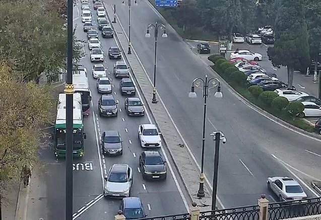Sürücülərin NƏZƏRİNƏ: Paytaxtın bir sıra yollarında tıxac var - SİYAHI (FOTO)