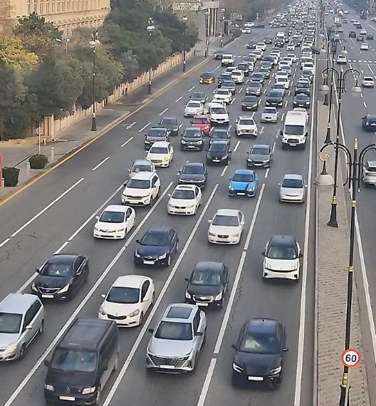 Sürücülərin NƏZƏRİNƏ: Paytaxtın bir sıra yollarında tıxac var - SİYAHI (FOTO)