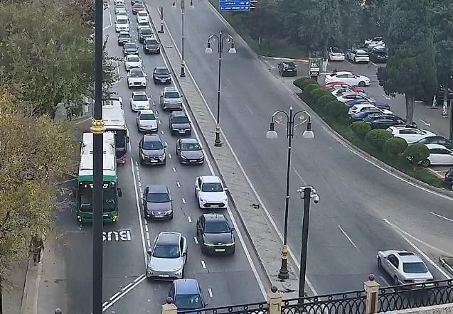 Sürücülərin NƏZƏRİNƏ: Paytaxtın bir sıra yollarında tıxac var - SİYAHI (FOTO)