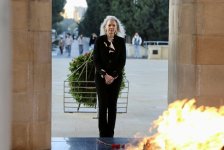 ABŞ Dövlət Departamentinin siyasi məsələlər üzrə müşaviri Şəhidlər Xiyabanını ziyarət edib (FOTO)