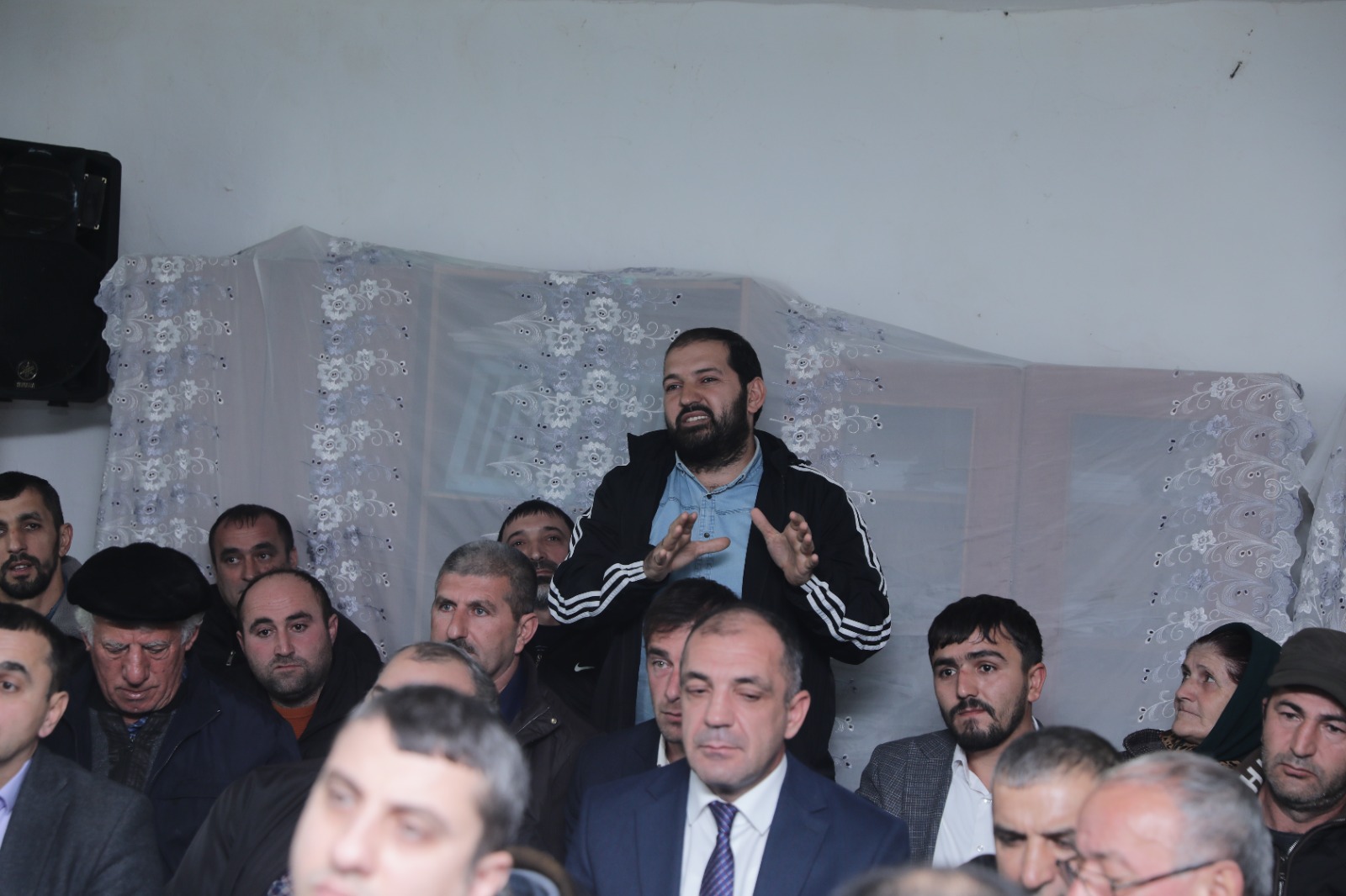 Elnur Rzayev Əhmədoba kəndində sakinlərin müraciət və təkliflərini dinləyib (FOTO)