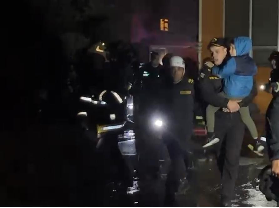 Yasamalda yaşayış binasındakı yanğın tam söndürülüb (FOTO/VİDEO) (YENİLƏNİB-2)