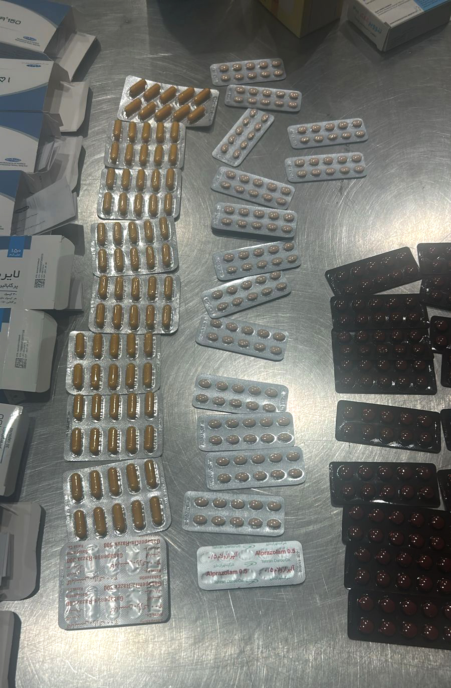 İçərisində psixotrop maddələrin də olduğu xeyli miqdarda dərman vasitəsi aşkar edilib (FOTO)