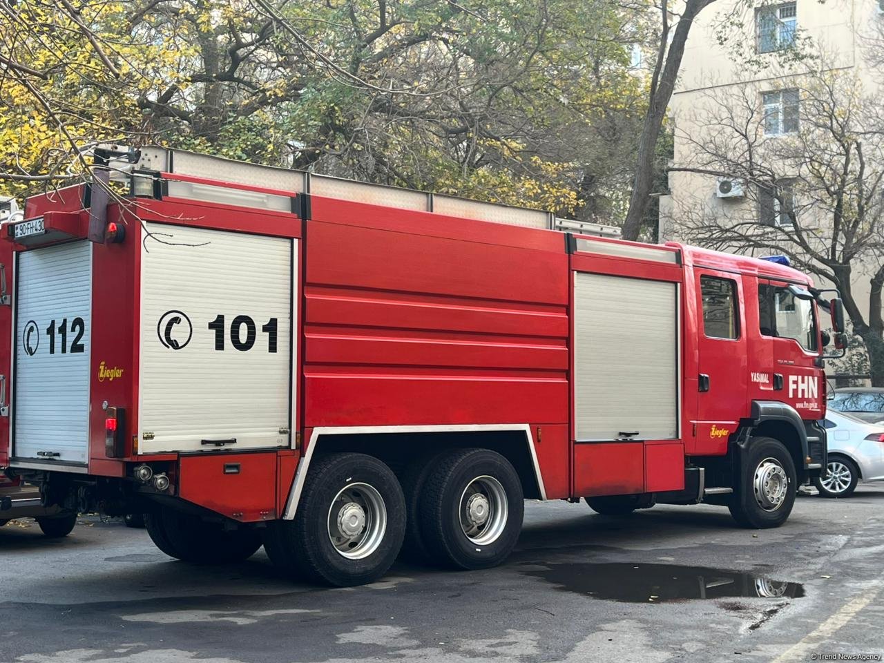 Binəqədidə çoxmərtəbəli binada yanğın baş verib