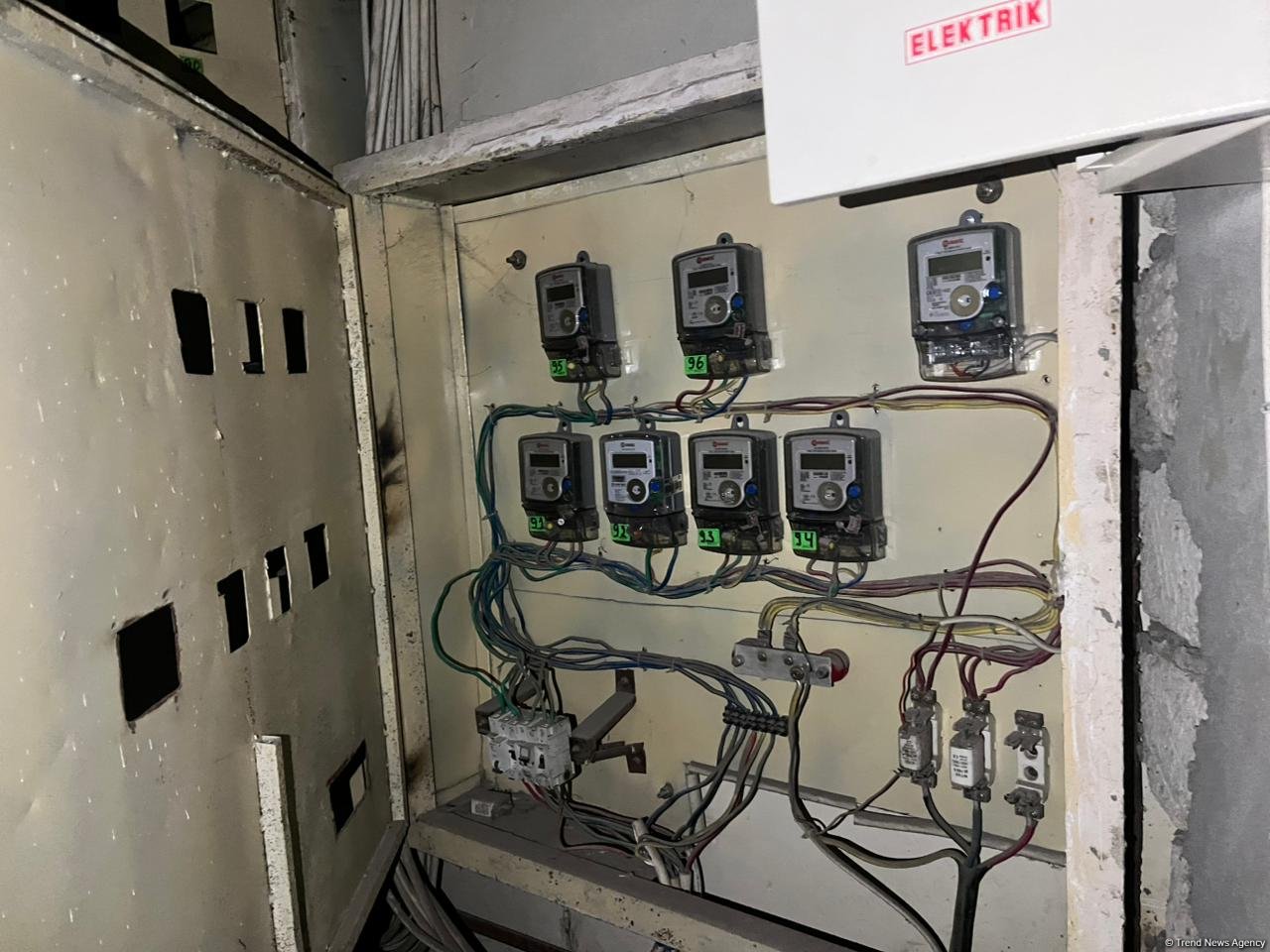 Yasamalda yanğın baş verən binanın elektrik şaxtasından FOTOLAR