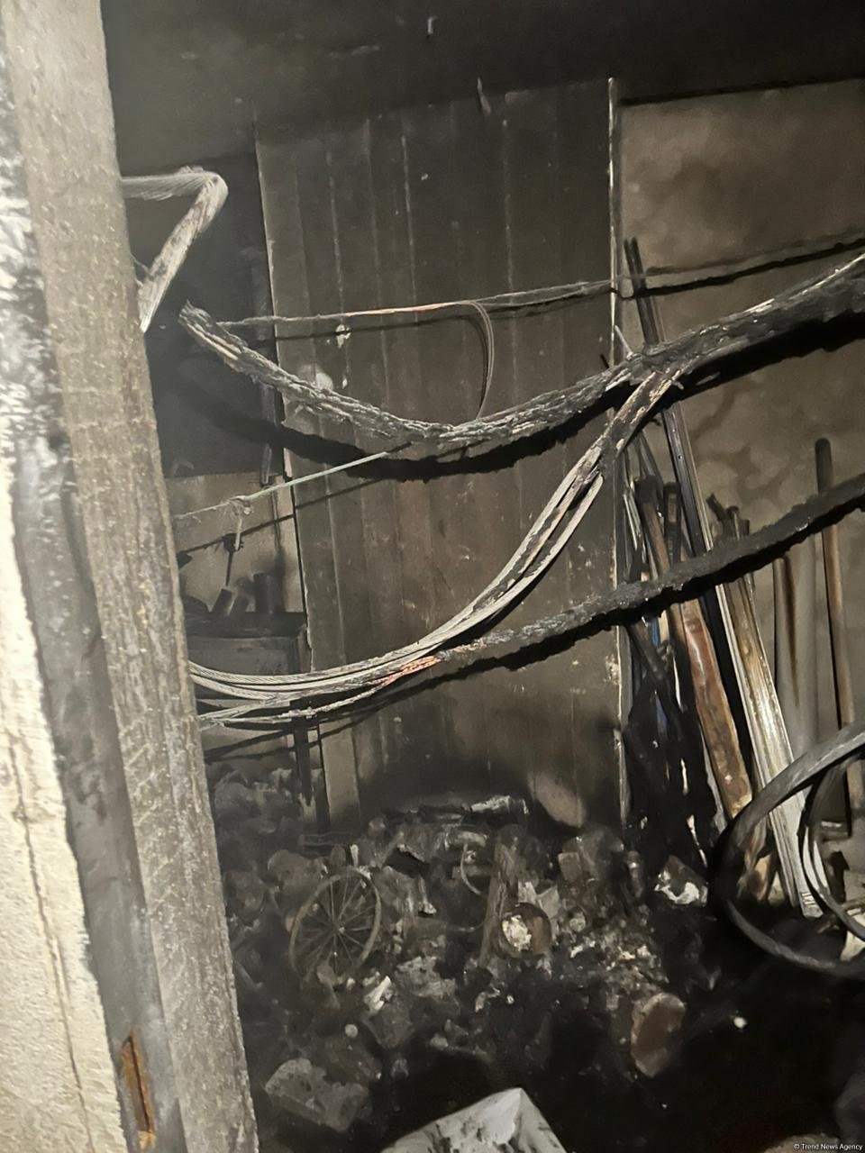 Yasamalda yanğın baş verən binanın elektrik şaxtasından FOTOLAR