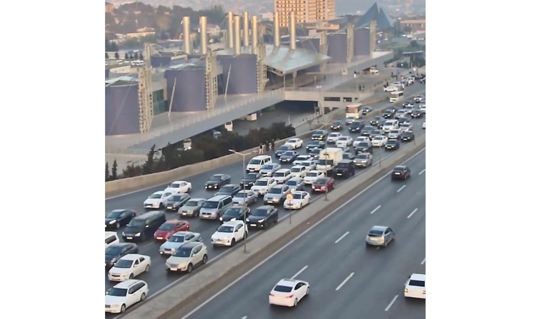Sürücülərin NƏZƏRİNƏ: Bakıda bu yollarda sıxlıq var - SİYAHI (FOTO)