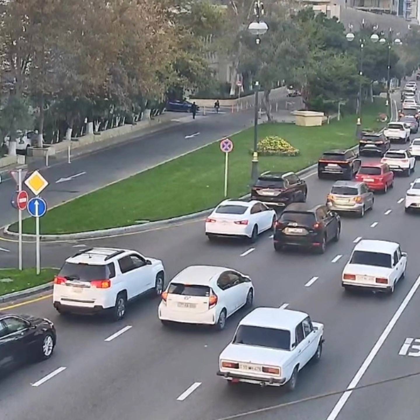 Sürücülərin NƏZƏRİNƏ: Bakıda bu yollarda sıxlıq var - SİYAHI (FOTO)