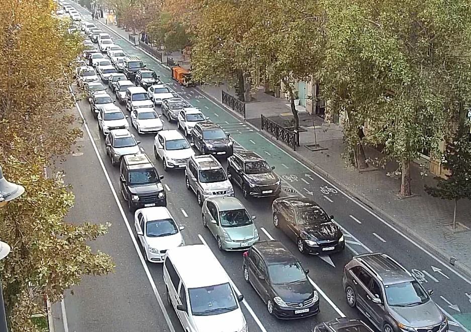Sürücülərin NƏZƏRİNƏ: Paytaxtın bir sıra yollarında tıxac var - SİYAHI (FOTO)