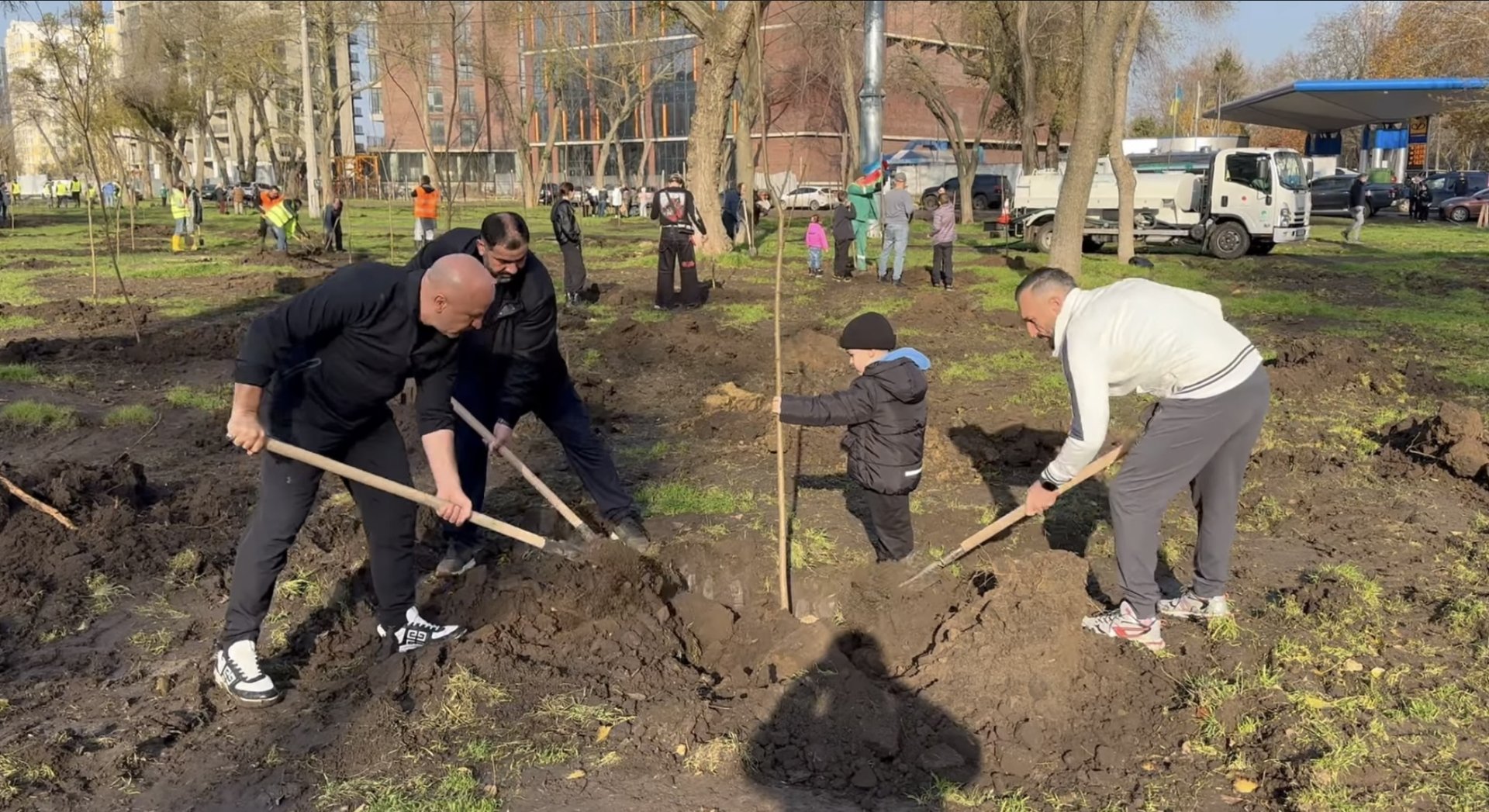 Soydaşlarımız Odessada ağacəkmə aksiyası keçirib (FOTO)