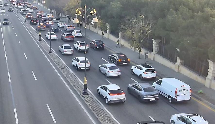 Sürücülərin NƏZƏRİNƏ: Paytaxtın bir sıra yollarında tıxac var - SİYAHI (FOTO)