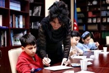 ABŞ-də yaşayan soydaşımızın İçərişəhərdə rəsm sərgisi keçirilib (FOTO)