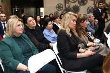 ABŞ-də yaşayan soydaşımızın İçərişəhərdə rəsm sərgisi keçirilib (FOTO)